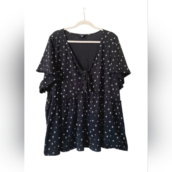 Torrid Black and White Flutter Sleeve Blouse with Tie Front Size 5 - Picture 2 of 4